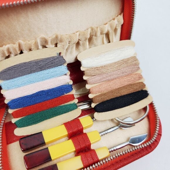 Sewing Kit Mini Vintage Late 1950s Thread, Scissors, Case (Bakelite Tools?) - Picture 5 of 10